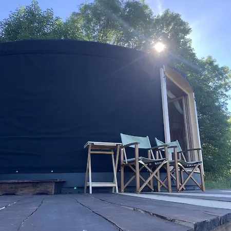 Black Yurt Chromiec Campo de lujo