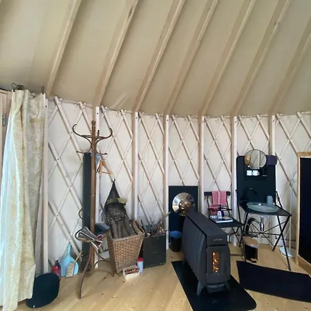 Black Yurt Chromiec